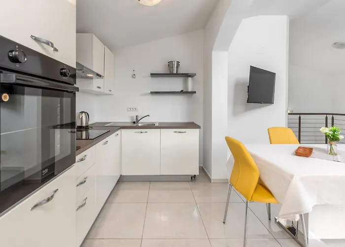 בית נופש Beautiful In With Kitchen Dobreć